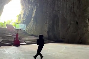 想在这打球吗？这个球场夯爆了 蝙蝠洞里面的球场...