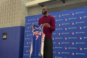 FMVP！杰伦·布朗发布会举起自己的7号76人球衣！