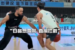 真抓不到？佩奇训练间隙挑战抓篮筐！