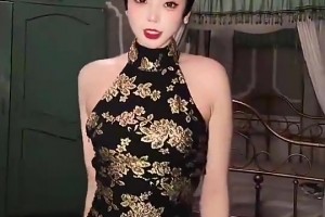 身材丰满！女主播小太阳这身旗袍装扮你们给几分？