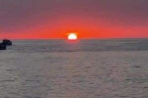 风景真好！詹姆斯晒海上落日