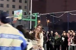 如果球场是被这样的小姐姐占据，应该没人会反对吧？