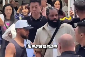 库里还是非常关心球迷的安全，维持好秩序再签名！！