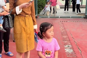 坏菜了！人妻：我老公打球 我女儿和闺蜜一起来送鞋