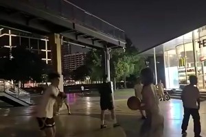 别看小姐姐穿连衣裙和拖鞋，看着架势真的会打球！