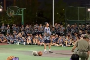 面对2米3的德古拉，这球怎么打？